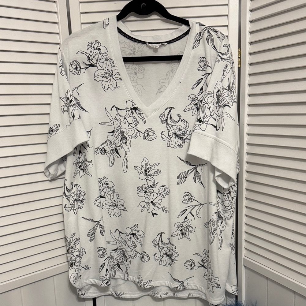 Jane and Delancey Black and White Floral V-Neck Top